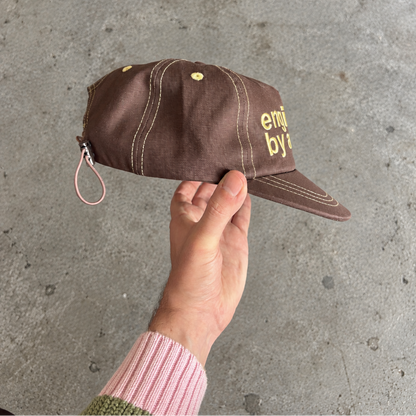 La casquette "Typographie" marron